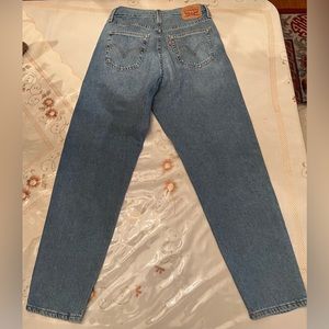 Levi’s high waisted mom jeans